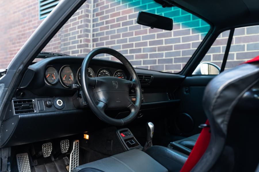 Интерьер Porsche 911 GT2 (993) 1996 года  (фото 32 из 49)